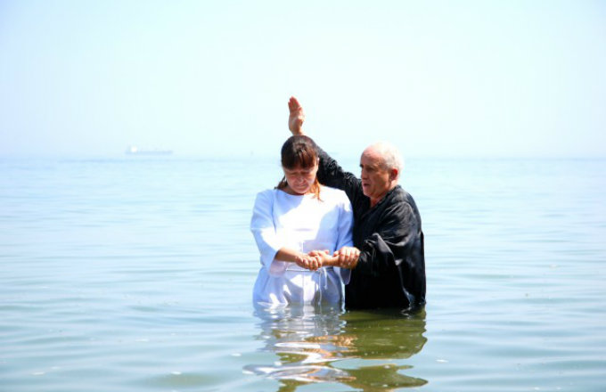 Biblijny chrzest w morzu!